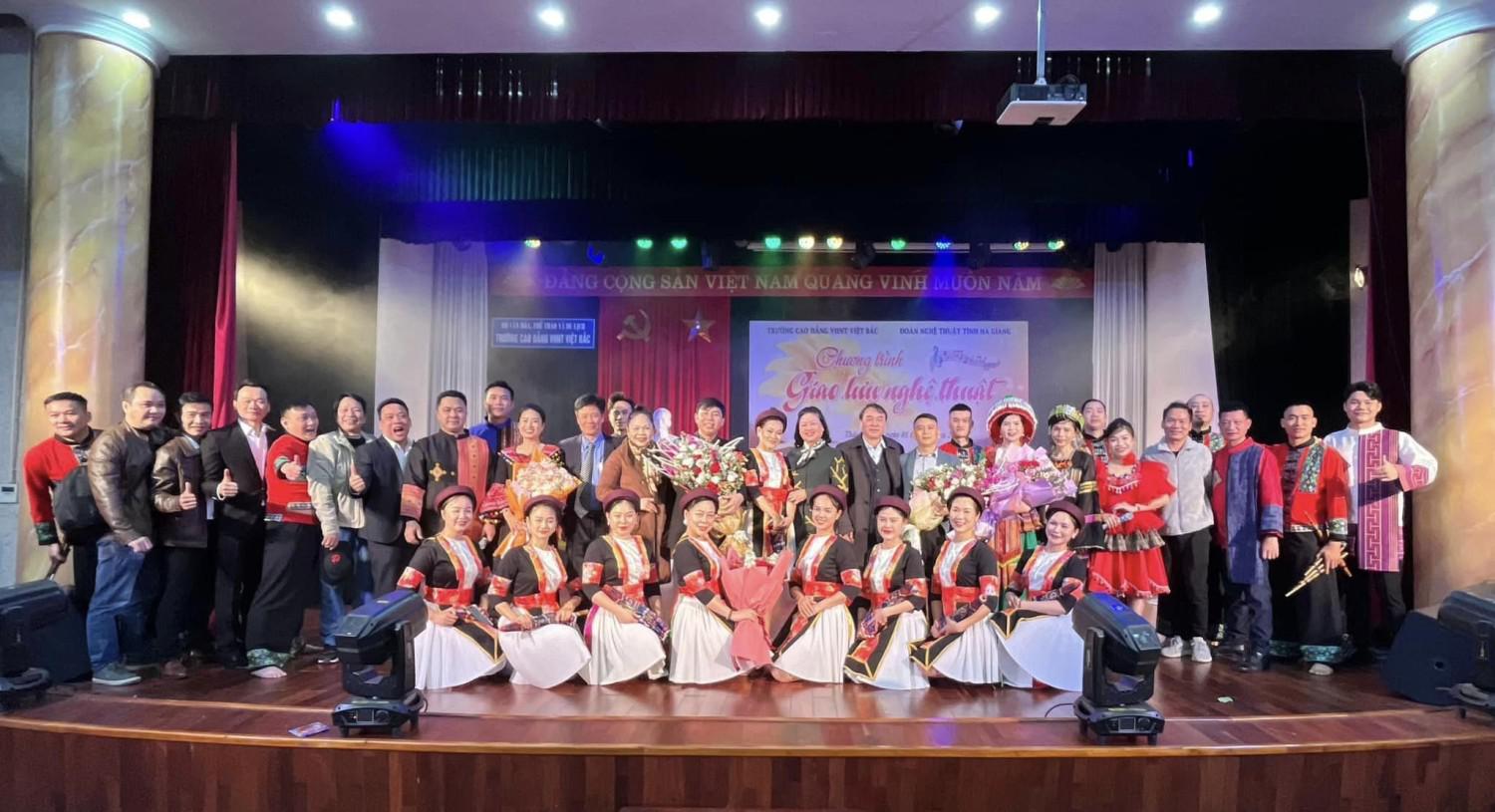 Nồng ấm chương trình giao lưu của đoàn nghệ thuật tỉnh Hà Giang với thầy và trò Nhà trường