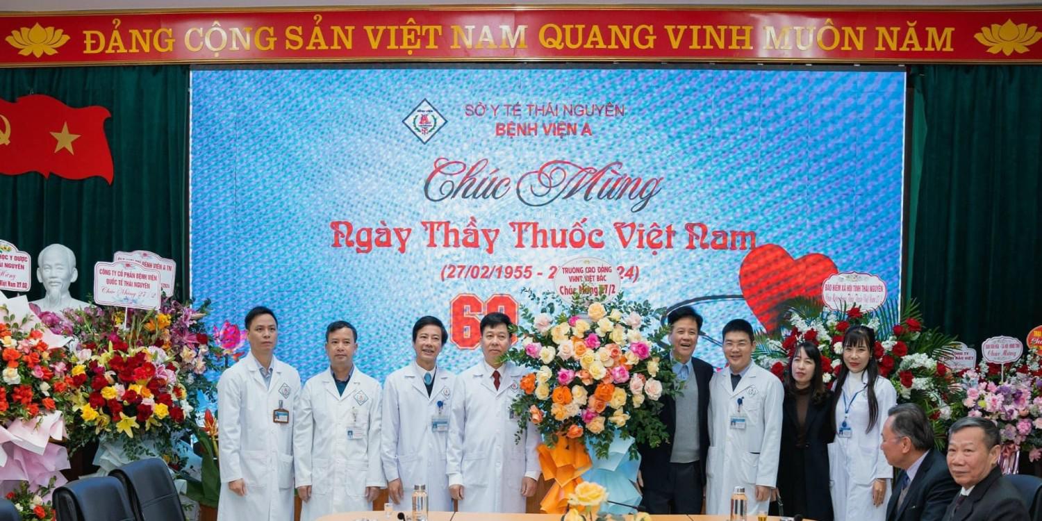Trường CĐ VHNT Việt Bắc thăm và chúc mừng các đơn vị y tế trên địa bàn Thành phố Thái Nguyên