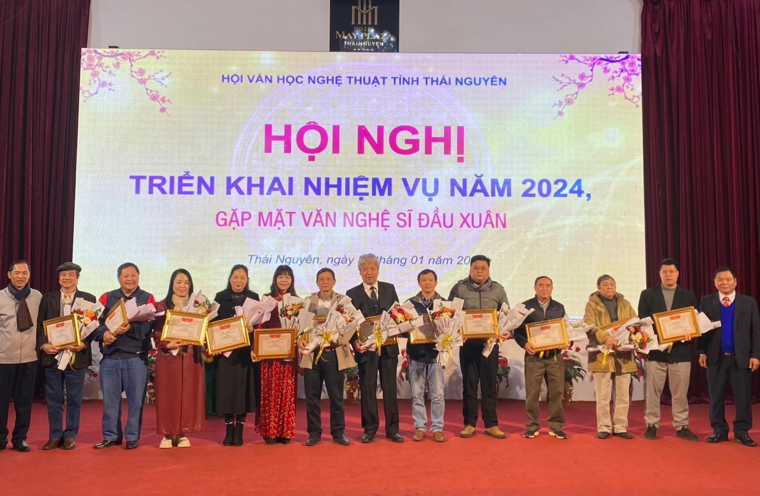 02 nhà giáo Trường CĐ VHNT Việt Bắc được Hội VHNT tỉnh tặng giấy khen
