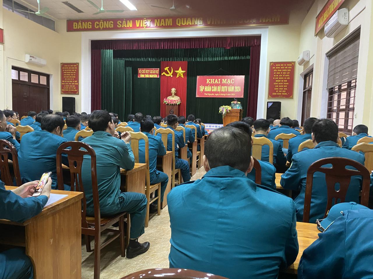Trường CĐ VHNT Việt Bắc tham gia tập huấn dân quân tự vệ năm 2024