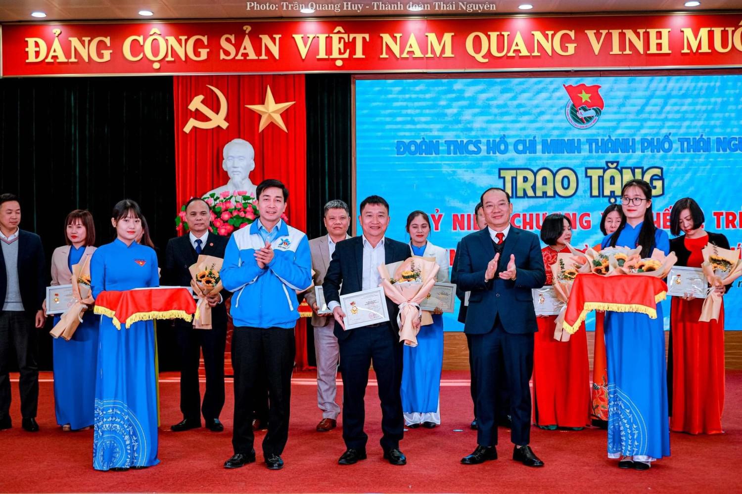 Nhà giáo Bùi Tiến Thành nhận kỷ niệm chương vì thế hệ trẻ