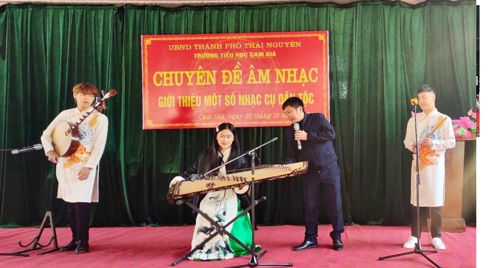 Khoa Âm nhạc giới thiệu nhạc cụ truyền thống tại trường Tiểu học Cam Giá