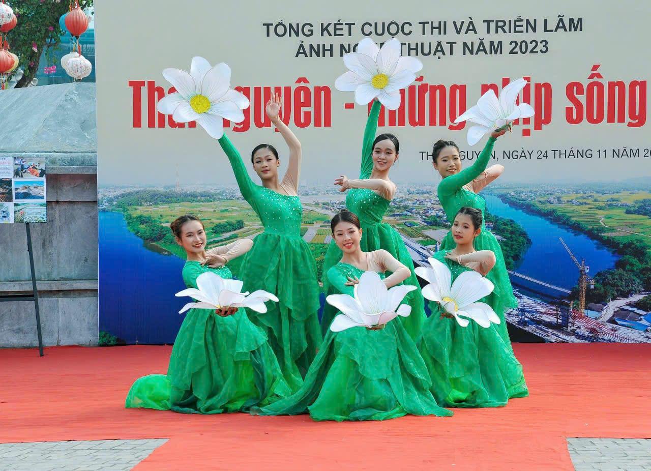 Sôi động chương trình chào mừng tại lễ tổng kết cuộc thi và Triển lãm ảnh nghệ thuật năm 2023