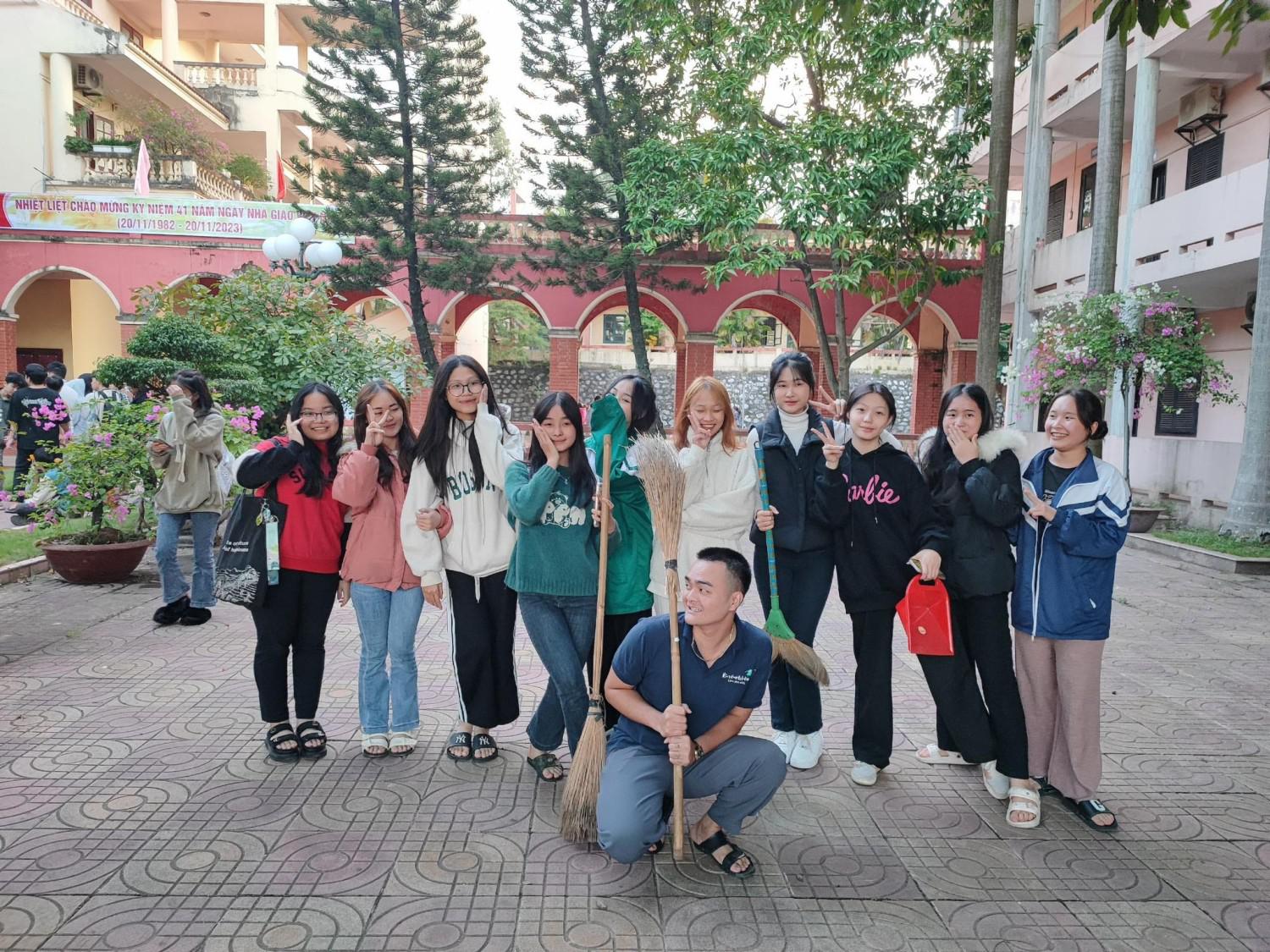 Đoàn Thanh niên CSHCM ra quân vệ sinh môi trường chào mừng ngày Nhà giáo Việt Nam