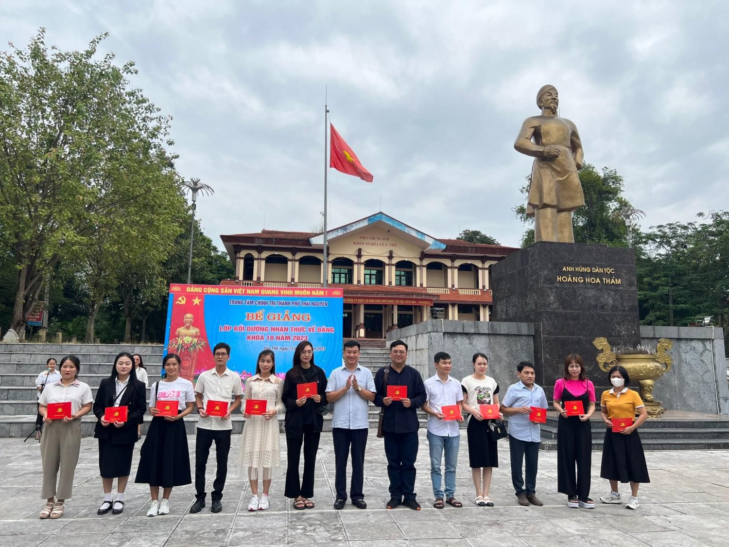 Giảng viên Nguyễn Văn Bách hoàn thành chương trình Bồi dưỡng nhận thức về Đảng khóa 10 năm 2023