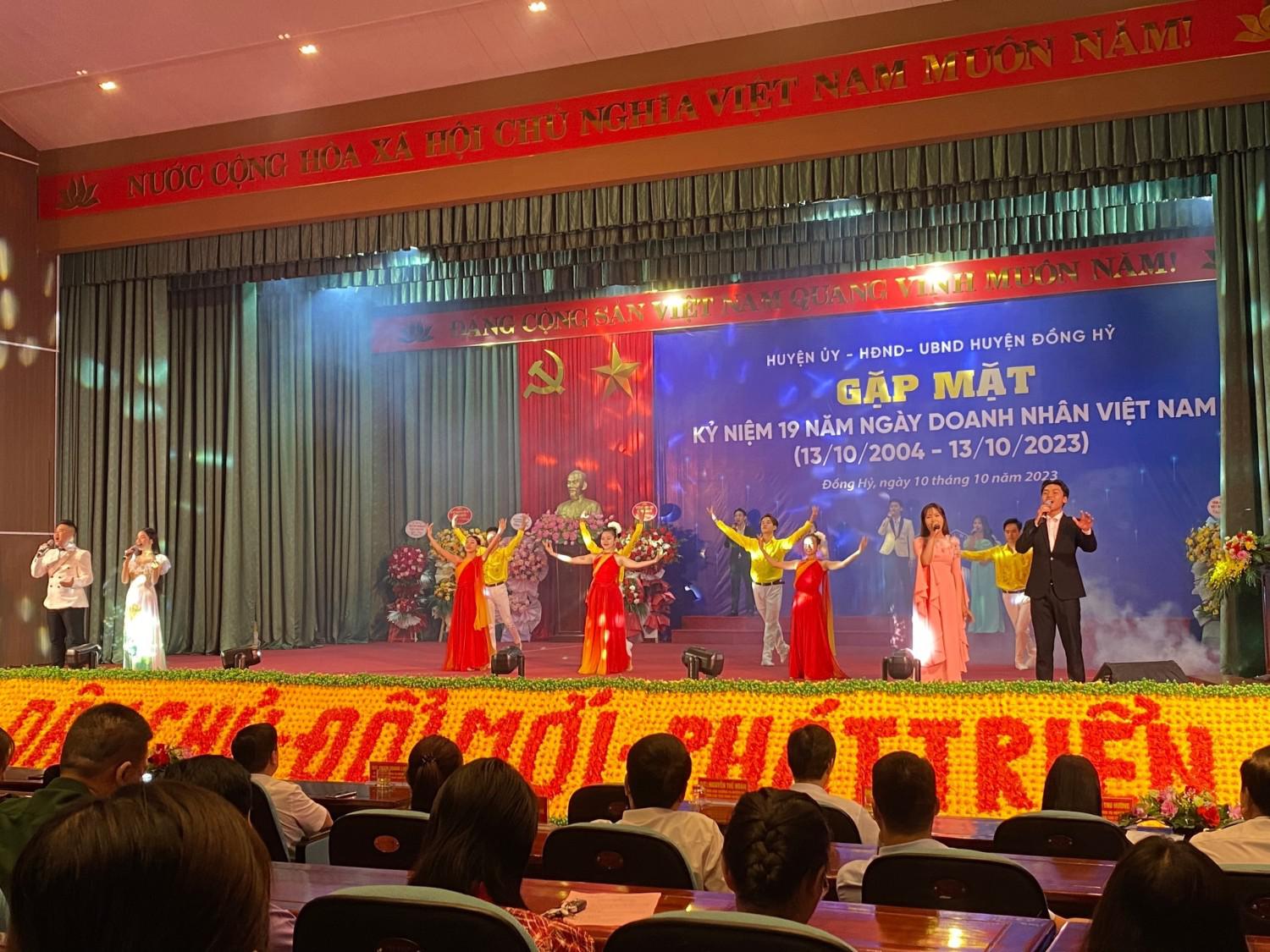 Ấn tượng trong chương trình nghệ thuật của HSSV Trường CĐ VHNT Việt Bắc