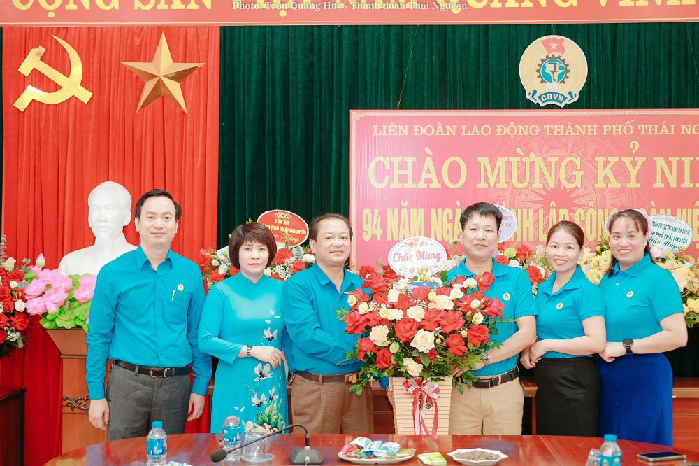 BCH Công đoàn tổ chức gặp mặt nhân dịp kỷ niệm 94 năm ngày thành lập Công đoàn Việt Nam