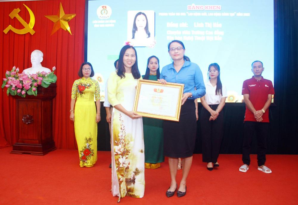 Đ/c Linh Thị Hảo vinh dự nhận Bằng khen của LĐLĐ tỉnh Thái Nguyên