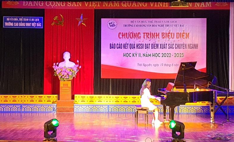 Hoàn thành chương trình biểu diễn báo cáo chuyên ngành đạt điểm xuất sắc học kỳ II, năm học 2022-2023