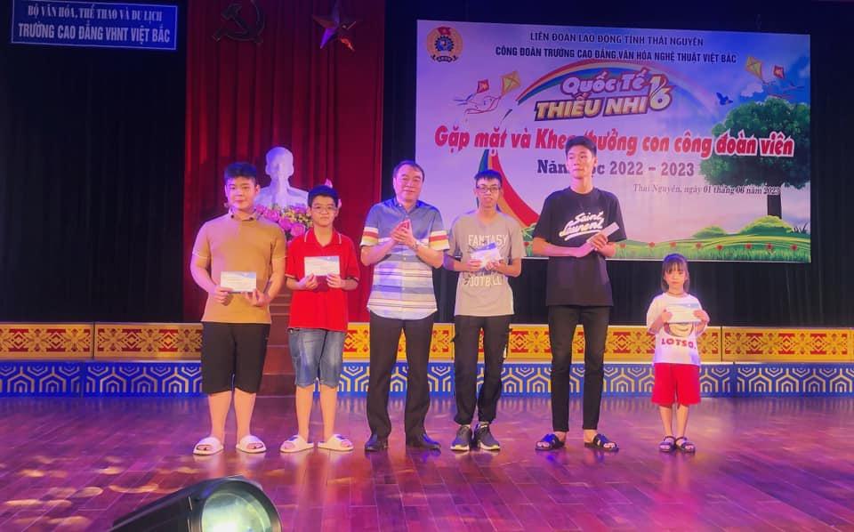 Trường CĐ VHNT Việt Bắc gặp mặt và khen thưởng con CBGV năm học 2022-2023