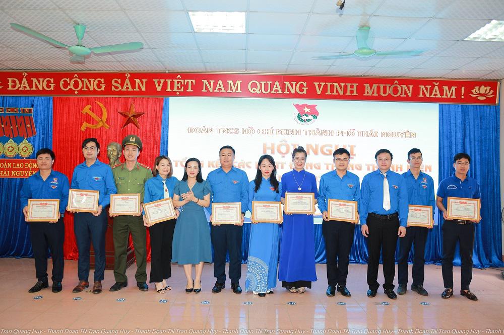 02 đoàn viên Trường CĐ VHNT Việt Bắc được nhận khen thưởng của Thành đoàn Thái Nguyên