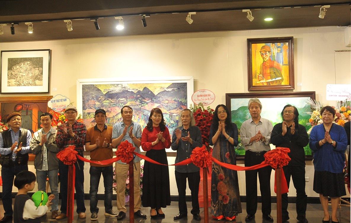 Giảng viên khoa Mỹ thuật tham gia triển lãm “Sắc màu Việt Bắc”