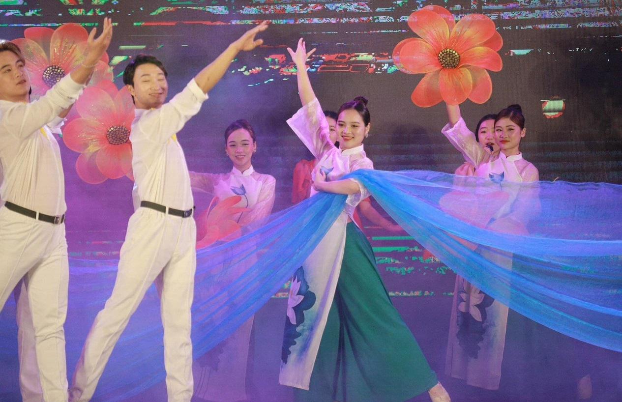 Ấn tượng chương trình nghệ thuật chào mừng lễ tuyên dương HSSV 5 tốt tỉnh Thái Nguyên