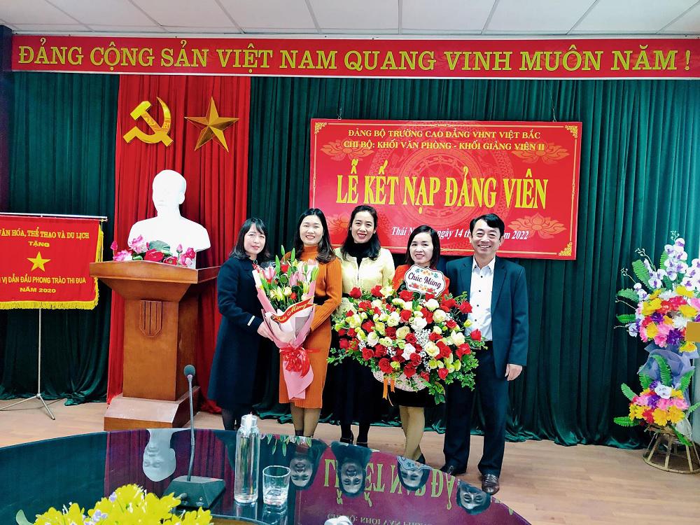Phát huy vai trò của công đoàn trong công tác phát triển đảng tại trường CĐ VHNT Việt Bắc