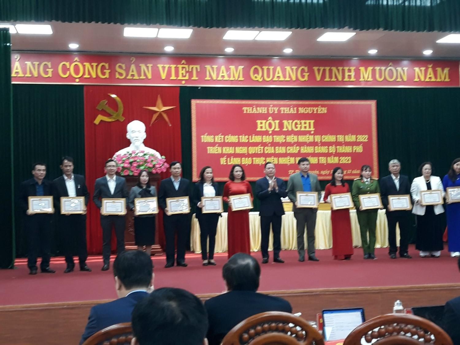 Chi bộ Khối Văn phòng đạt tiêu chuẩn Hoàn thành xuất sắc nhiệm vụ tiêu biểu 5 năm liền