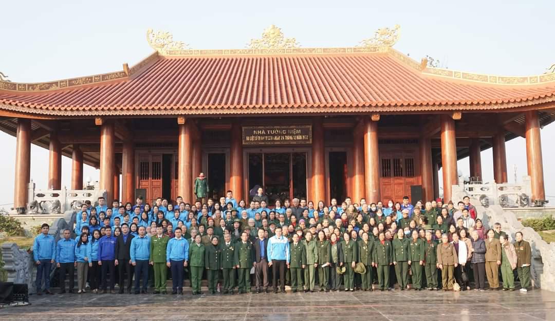 Đoàn trường CĐ VHNT Việt Bắc tham gia dâng hương, tưởng niệm các anh hùng liệt sĩ thanh niên xung phong Đại đội 915