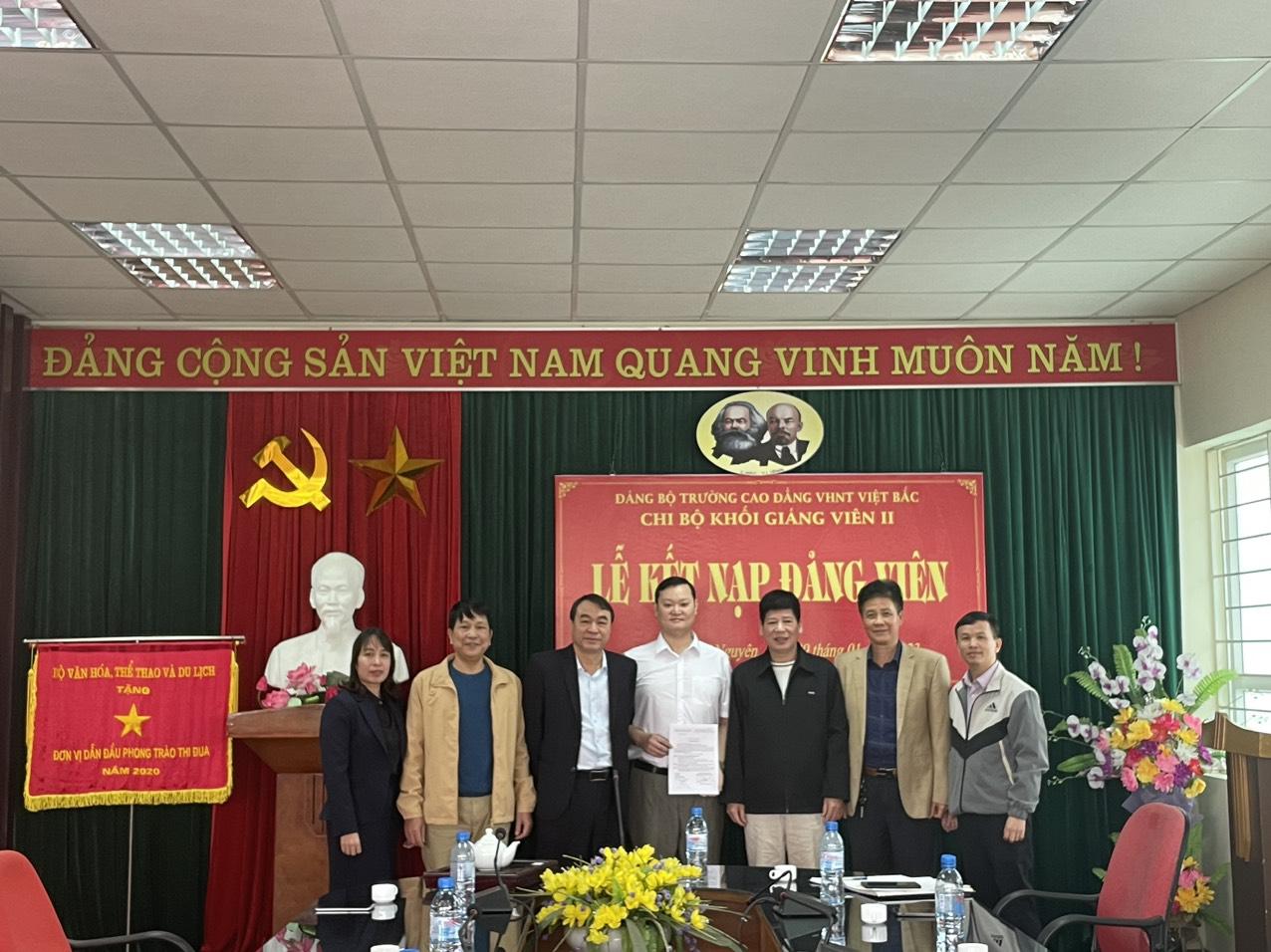 Chi bộ khối Giảng viên 2 tổ chức kết nạp đảng viên mới
