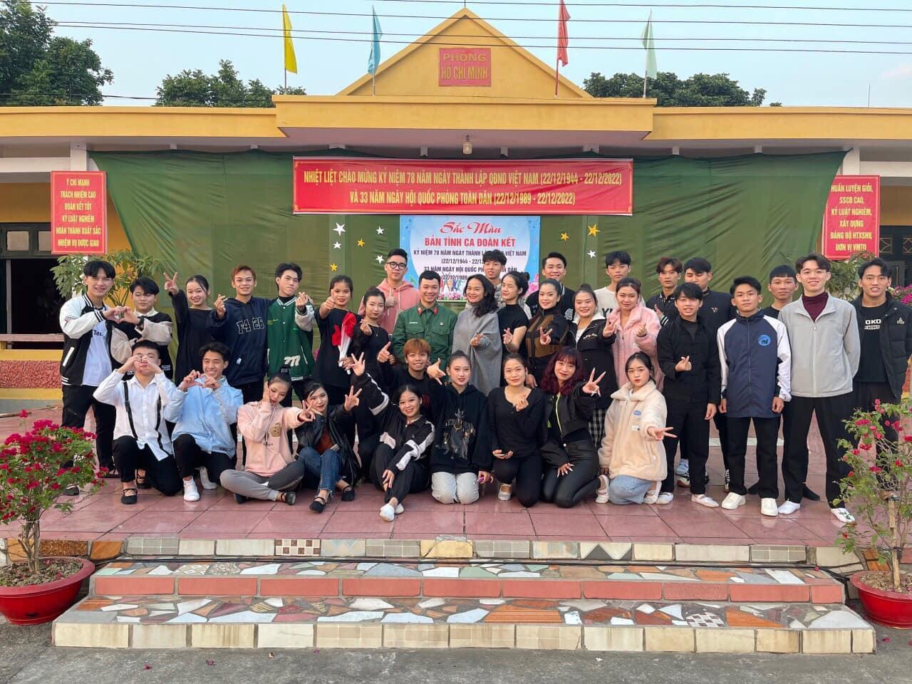 Giao lưu văn nghệ và thi nhảy dân vũ với chủ đề “Sắc màu bản tình ca đoàn kết” tại Lữ đoàn 210