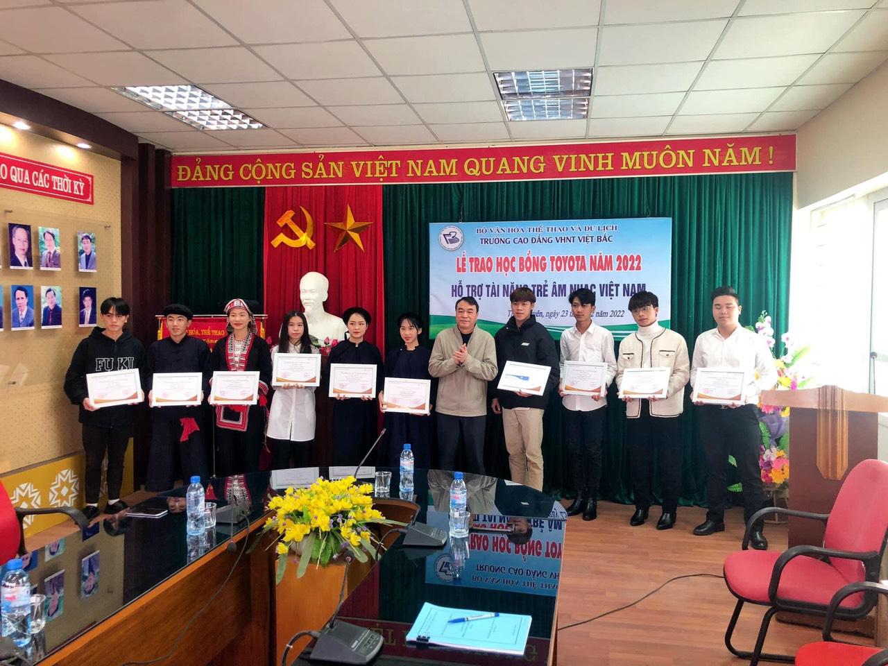 10 HSSV Trường CĐ VHNT Việt Bắc vinh dự nhận học bổng Toyota năm 2022