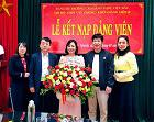 Chi bộ khối Văn phòng tổ chức kết nạp đảng và trao thẻ đảng cho đảng viên