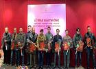 Giảng viên Dương Văn Chung – Trưởng khoa Mỹ thuật nhận giải thưởng của Hội mỹ thuật Việt Nam
