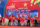 Trường CĐ VHNT Việt Bắc biểu diễn chương trình mang chủ đề Màu cờ tôi yêu tại Làng Văn hóa – Du lịch các dân tộc Việt Nam