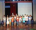 Trao thưởng và tặng quà cho học sinh là con cán bộ, giáo viên, nhân viên đạt thành tích cao trong năm học 2016 – 2017.