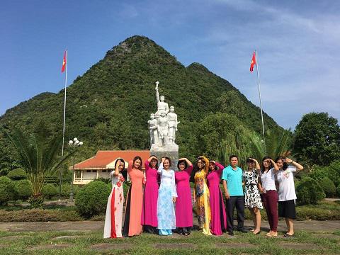 NỮ CÔNG NHÀ TRƯỜNG THĂM QUAN HỌC TẬP TẠI KHU DI TÍCH KHỞI NGHĨA BẮC SƠN