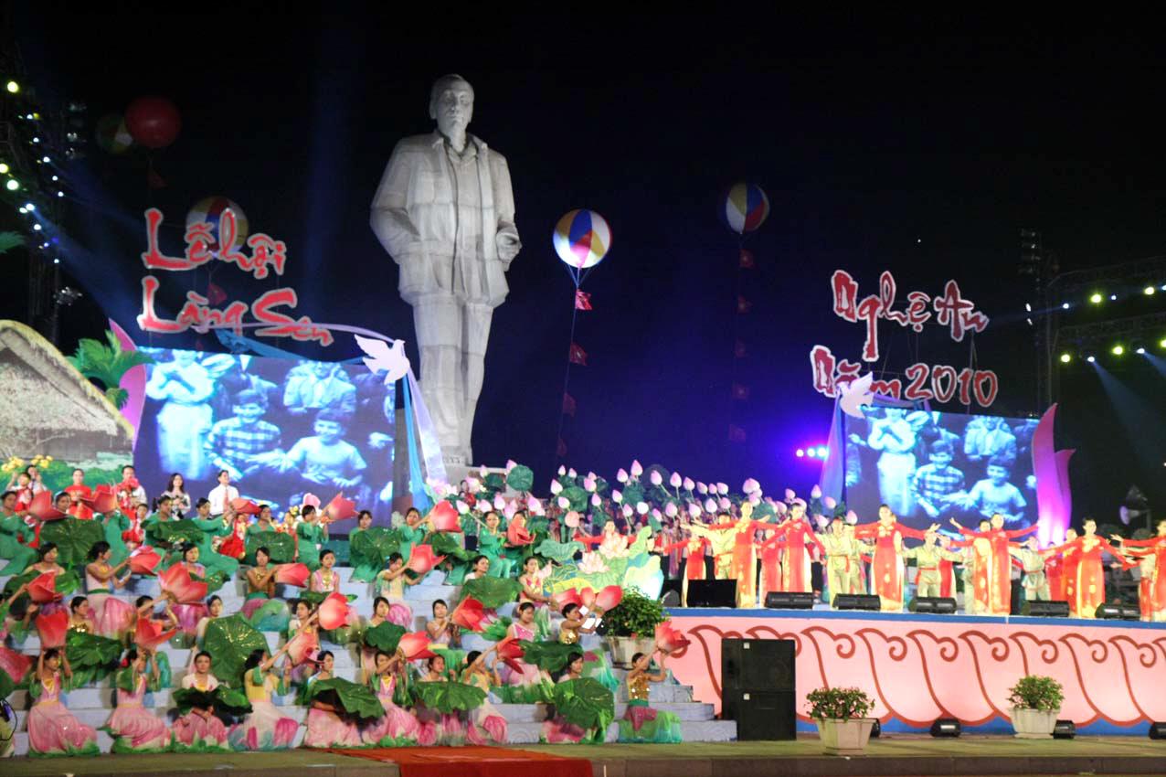 TỔ CHỨC NGÀY HỘI VĂN HÓA CÁC DÂN TỘC MIỀN TRUNG NĂM 2015