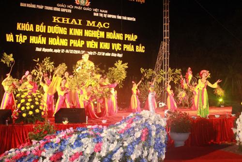 THẦY VÀ TRÒ TRƯỜNG CĐ VHNT VIỆT BẮC THAM GIA SÁNG TÁC VÀ BIỂU DIỄN LỄ KHAI MẠC HOẰNG PHÁP