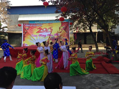 TRƯỜNG CĐ VHNT VIỆT BẮC : TỪNG BỪNG ĐÓN NĂM MỚI2015 VỚI CHƯƠNG TRÌNH NGHỆ THUẬT VĂN HÓA VÀ ẨM THỰC “ KHOẢNH KHẮC XUÂN”
