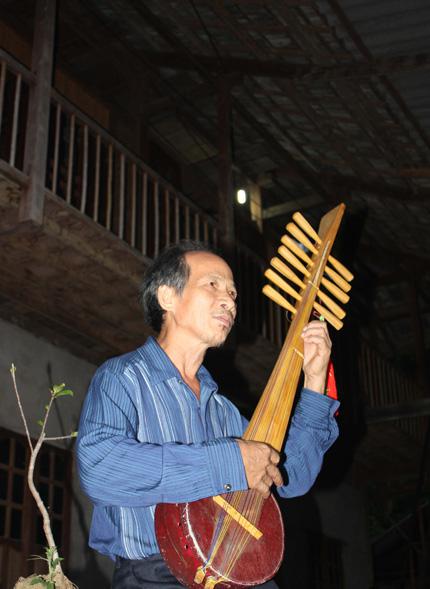 NGHỆ NHÂN DƯƠNG THỤC, NGƯỜI CHẾ ĐÀN TÍNH 12 DÂY TỪ BÀI THEN CỔ