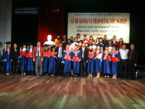 KHOA TẠI CHỨC : BẾ GIẢNG VÀ TRAO BẰNG TỐT NGHIỆP CHO LỚP ĐHSP MỸ THUẬT HÌNH THỨC VLVH