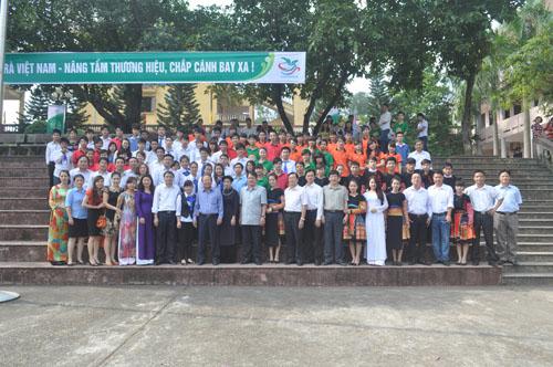 BỘ TRƯỞNG BỘ VĂN HÓA THỂ THAO VÀ DU LỊCH ĐẾN THĂM TRƯỜNG CĐ VĂN HÓA NGHỆ THUẬT VIỆT BẮC