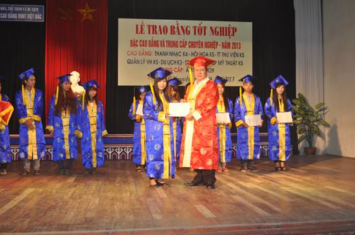 LỄ TRAO BẰNG TỐT NGHIỆP BẬC CĐ – TCCN 2013 TRƯỜNG CĐ VHNT VIỆT BẮC