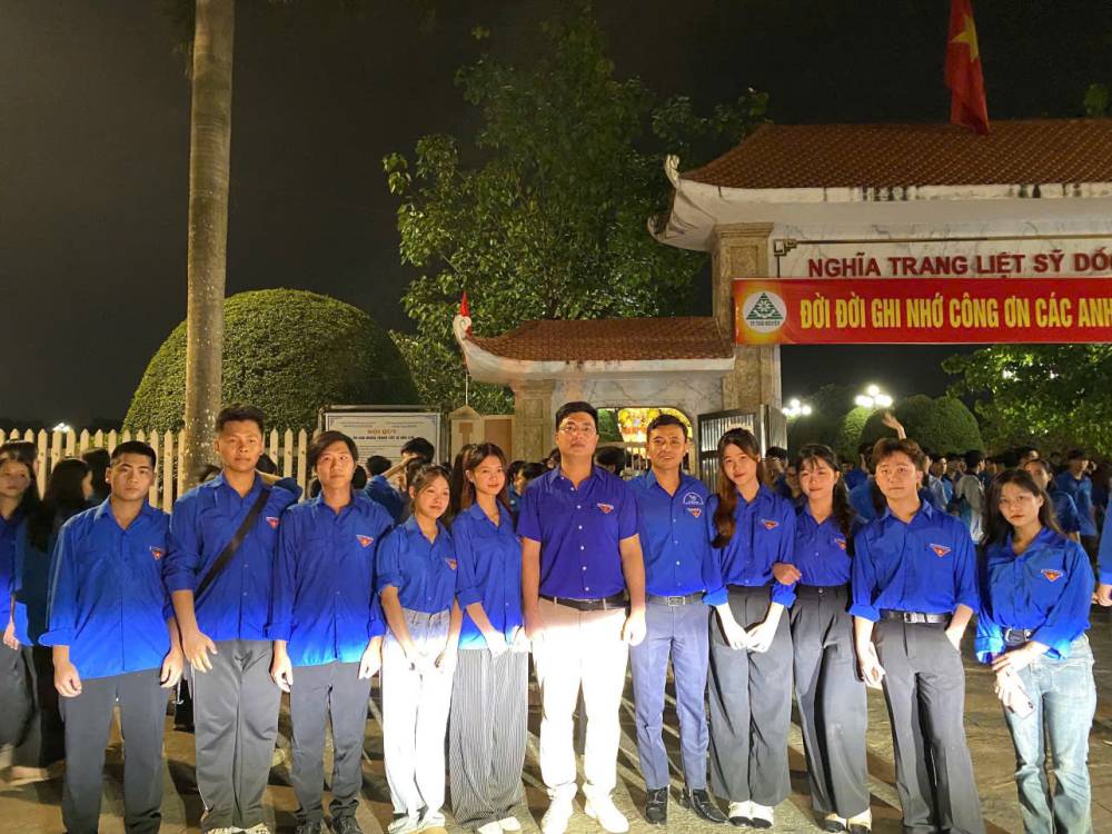 Tuổi trẻ Trường CĐ VHNT Việt Bắc tham gia tri ân các anh hùng liệt sĩ