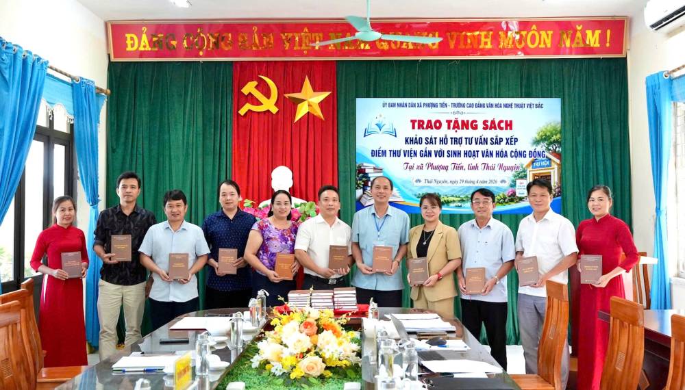 Trường Cao đẳng Văn hóa Nghệ thuật Việt Bắc trao tặng 120 cuốn sách, đồng hành xây dựng thư viện và thiết chế văn hóa cộng đồng tại Phượng Tiến