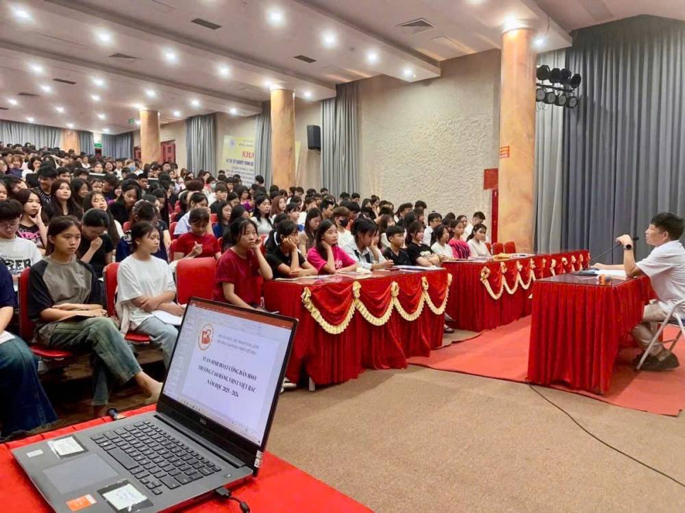Sôi nổi những giờ học trong tuần sinh hoạt công dân dầu năm học mới 2025 - 2026