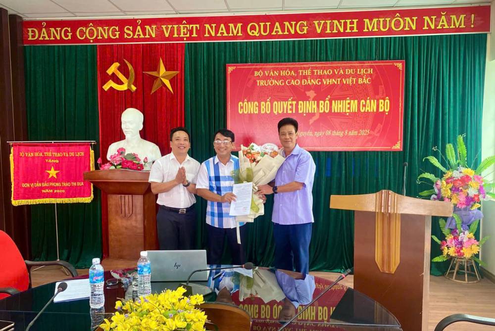 Trường CĐ VHNT Việt Bắc công bố quyết định cán bộ
