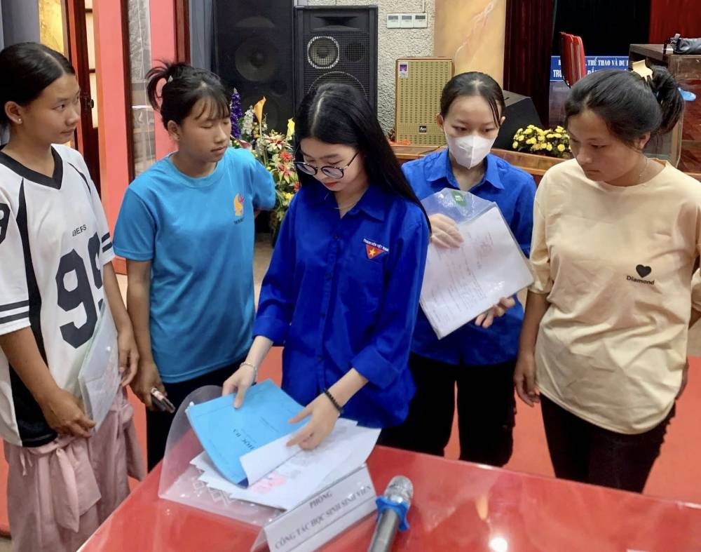 Đoàn Thanh niên Nhà trường đồng hành nhập học cùng HSSV mới