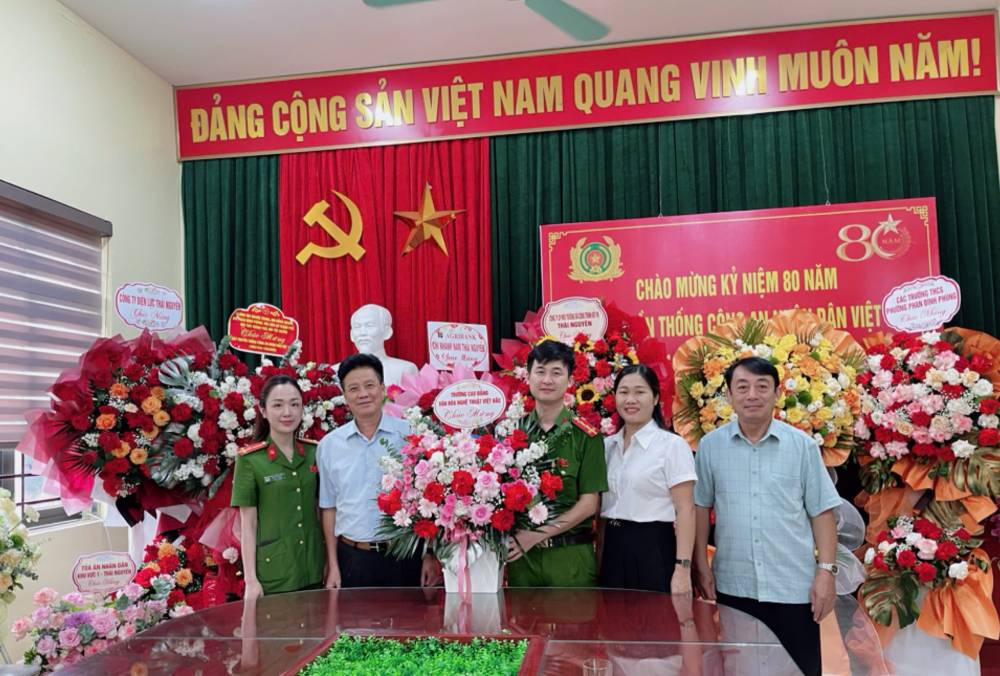 Thắt chặt niềm tin, giữ vững bình yên giữa Trường CĐ VHNT Việt Bắc và Công an Phường Phan Đình Phùng