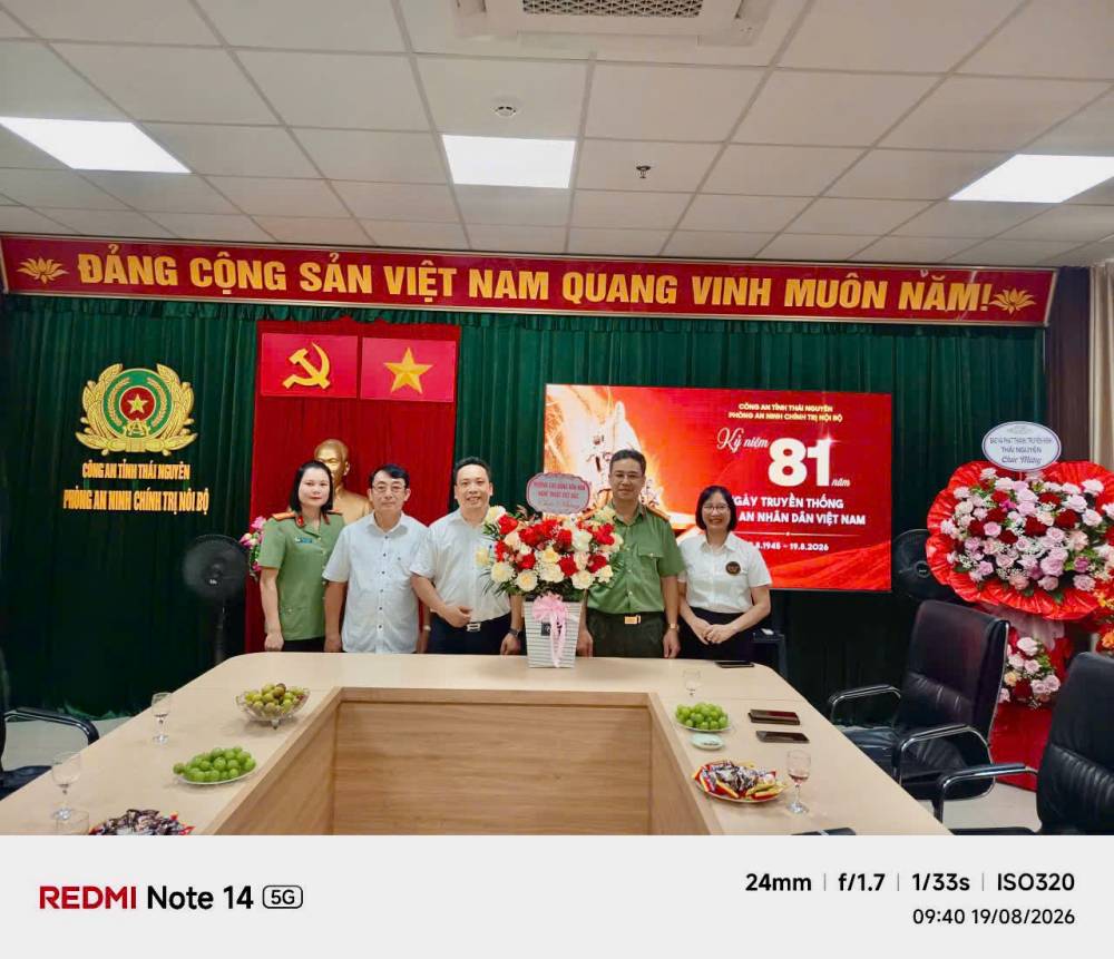 Lãnh đạo Trường Cao đẳng Văn hóa Nghệ thuật Việt Bắc chúc mừng Ngày truyền thống Công an nhân dân