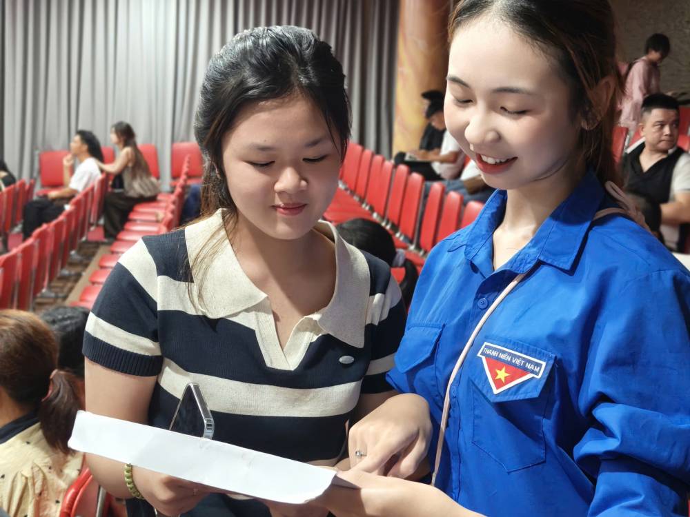 Sắc xanh tình nguyện tiếp sức tân HSSV ngày nhập học