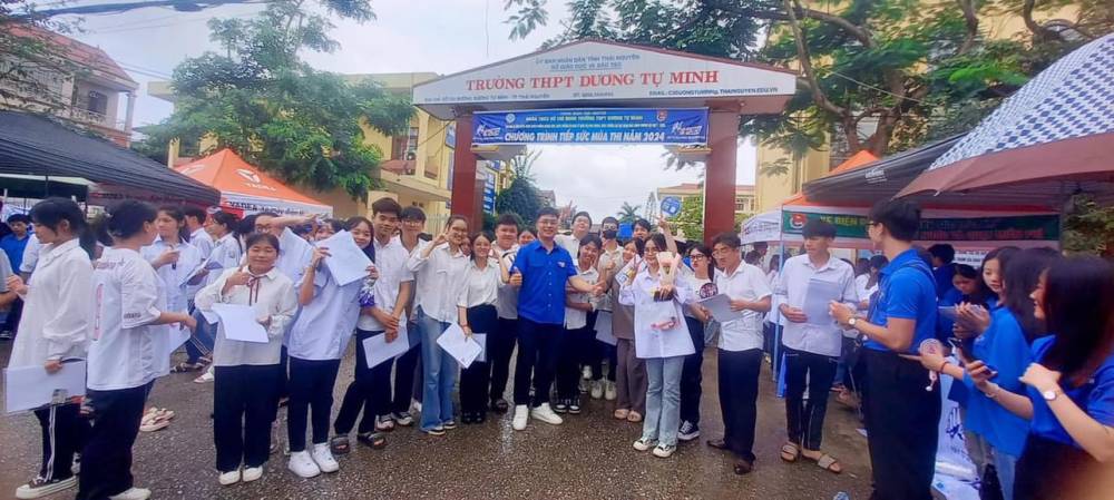 Đoàn Thanh Niên Trường CĐ VHNT Việt Bắc đồng hành cùng thí sinh tham gia kỳ thi THPT năm 2024