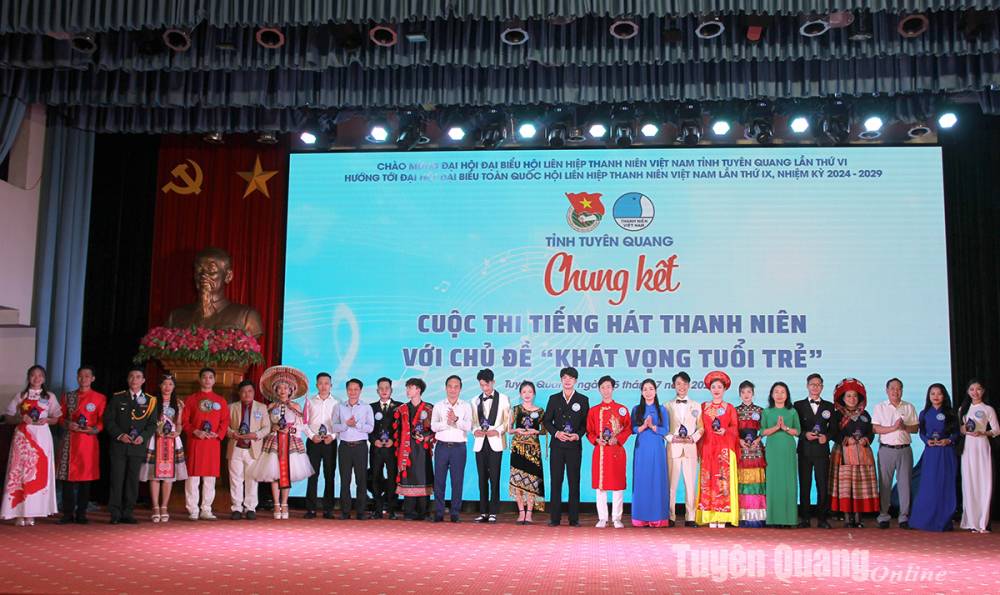 02 SV Trường CĐ VHNT Việt Bắc đạt giải tại cuộc thi Tiếng hát thanh niên năm 2024 tại tỉnh Tuyên Quang