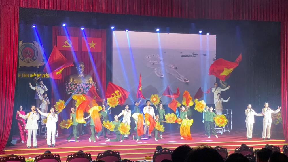 Trường Cao đẳng Văn hóa Nghệ thuật Việt Bắc tham gia biểu diễn chào mừng 80 năm Ngày truyền thống lực lượng An ninh nhân dân