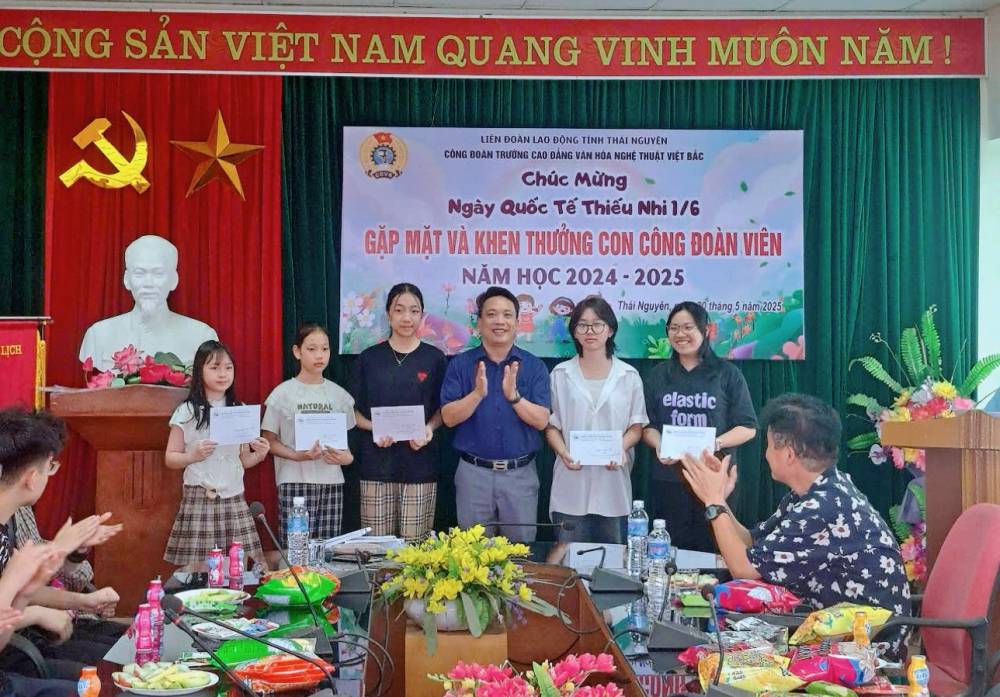 57 xuất quà tặng các con CBGV nhân dịp Ngày quốc tế thiếu nhi 1/6/2025