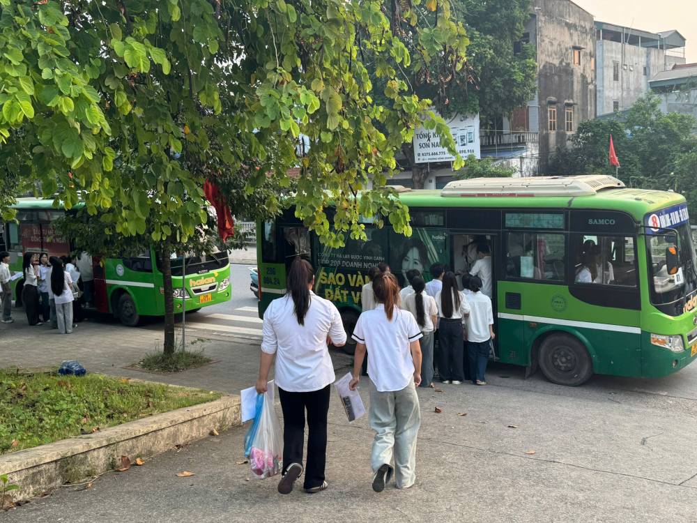 Tổ chức đưa đón học sinh an toàn, thuận lợi trong Kỳ thi tốt nghiệp THPT năm 2026
