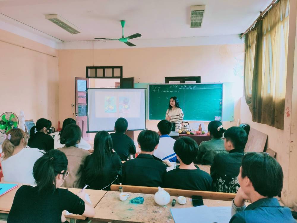 13 sinh viên trường ĐH Mỹ thuật Việt Nam thực tập tại Trường CĐ VHNT Việt Bắc