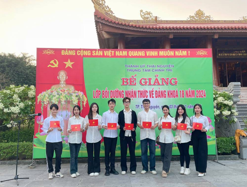 10 HSSV tiêu biểu của Nhà trường hoàn thành tốt chương trình bồi dưỡng nhận thức về Đảng năm 2024